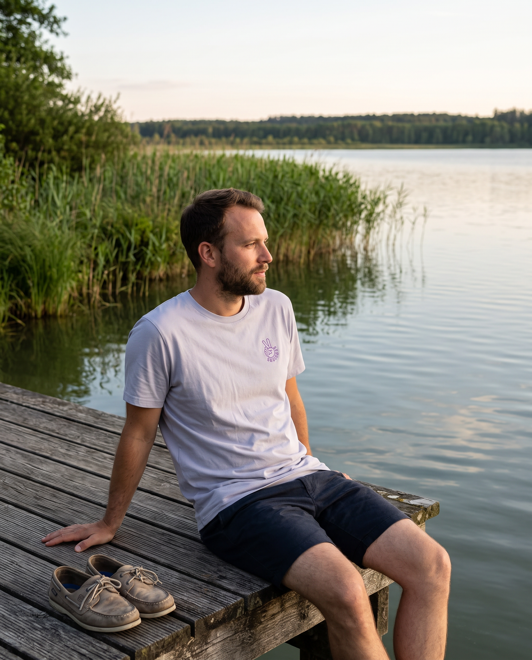 PEACE SHIRT in Lavender am See getragen