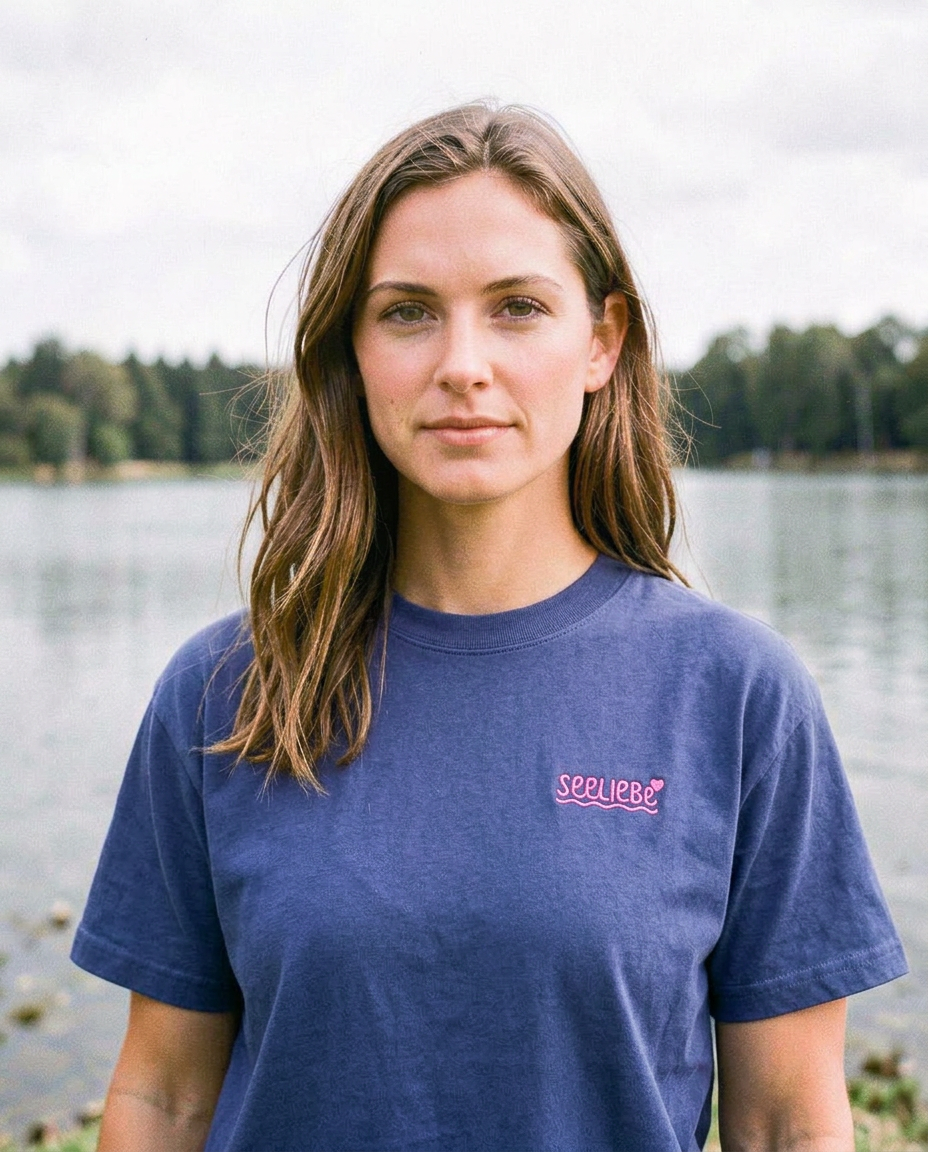 Organic Oversize Shirt SEELIEBE TEE DEEP LAKE in Dusk am See getragen